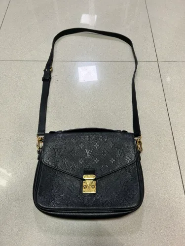 Bolsa Louis Vuitton Pochette Métis Preta Monogram Empreinte