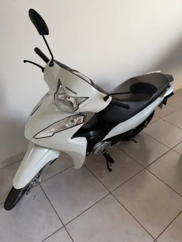 Moto Biz 110i branca 22/23