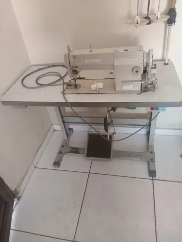 Máquina de costura reta 