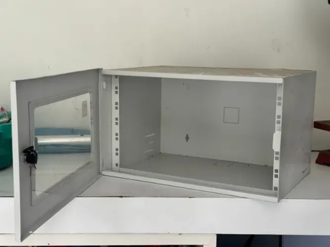 Rack de parede para equipamentos de rede - com chave