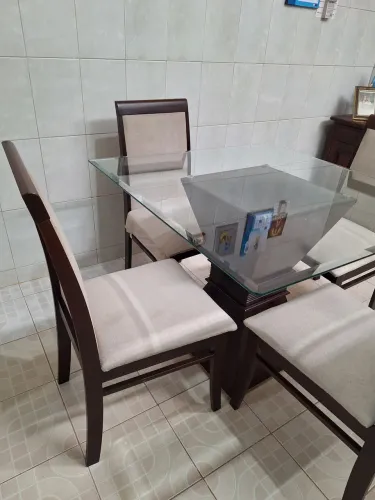 Mesa tampa de vidro com 4 cadeiras.