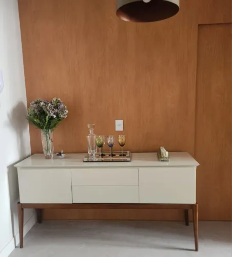 Aparador / Buffet Contemporâneo em Laca Clara e Madeira