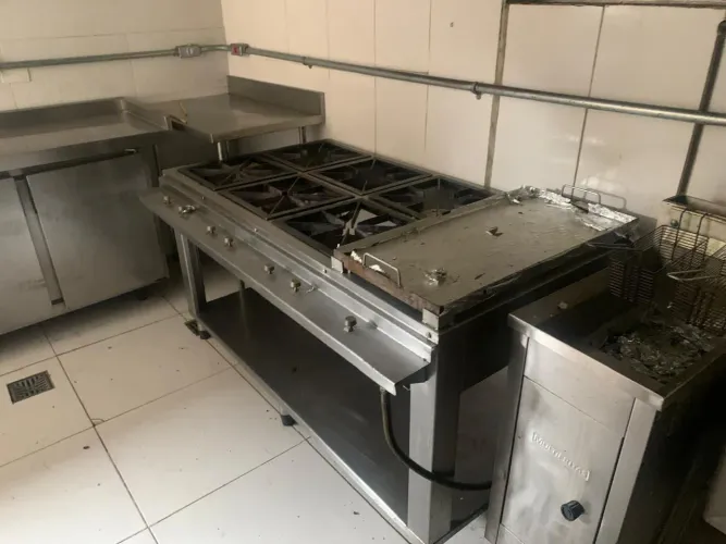 Fogão industrial em inox 6 bocas com chapeira