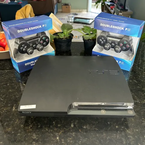 PlayStation 3 Slim com 2 controles