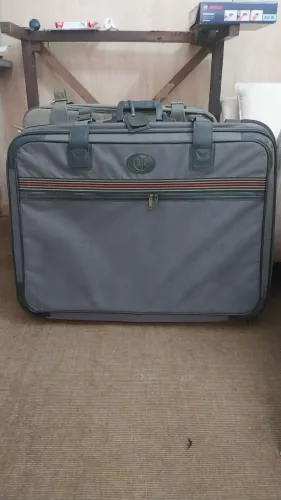 Antiga mala com rodinha - 80x60cm- necessitando de limpeza