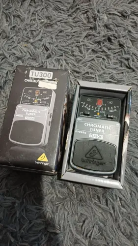 Pedal Behringer TU300 Chromatic Tuner