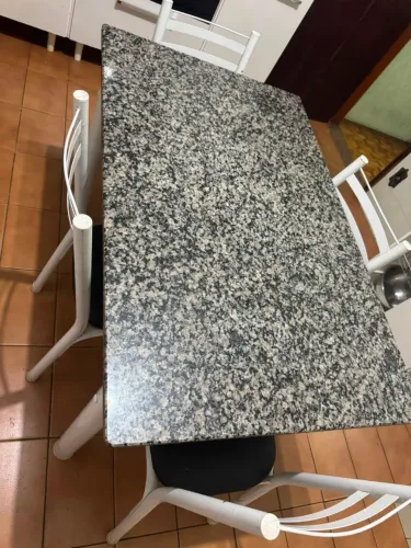 Mesa e cadeiras