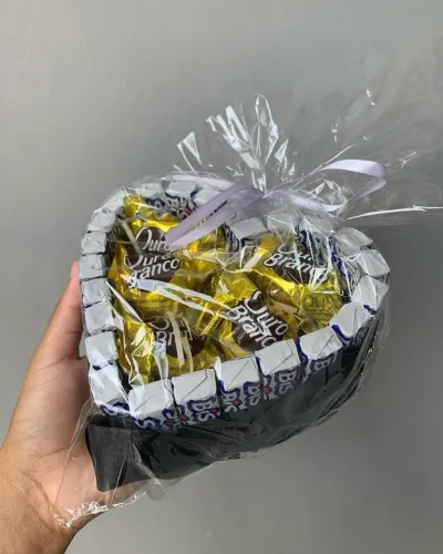 Cesta de chocolate coração 