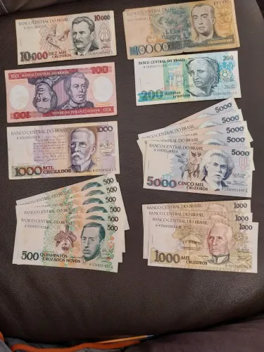 Cédulas antigas de moedas.