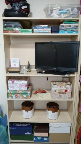 Estante para quarto com espaço para TV - ótimo estado