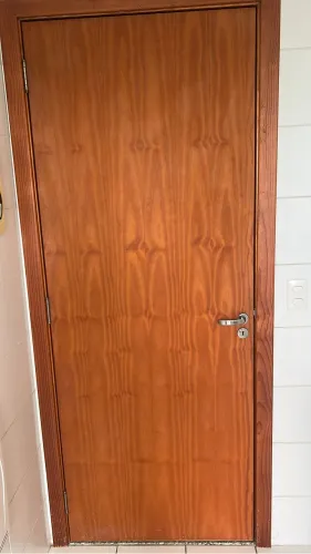 Porta completa de madeira com portal abre para direita 