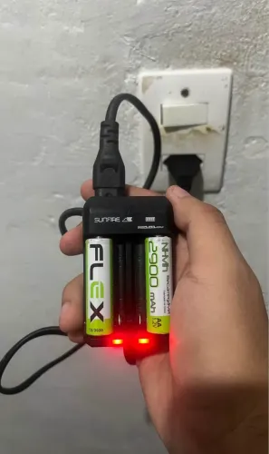 Vendo carregador de pilhas + um par de pilhas recarregáveis