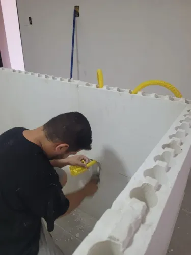 Gesseiro em divisória