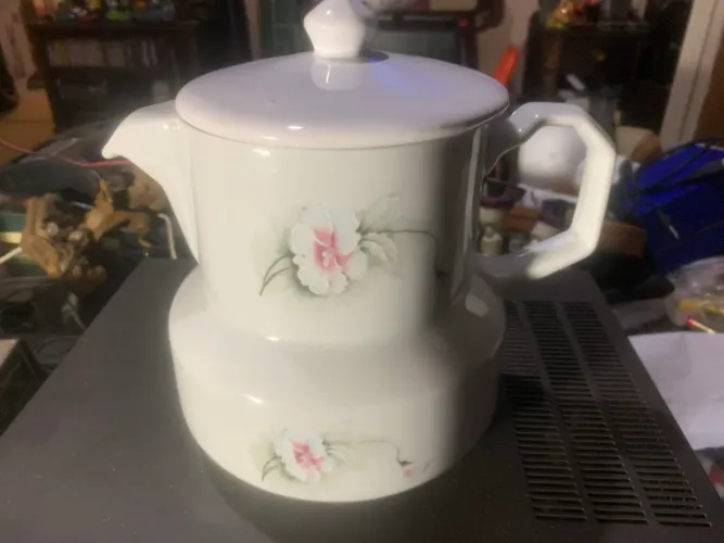 bule de porcelana antiga, caracterizado por sua cor branca e decoração policromada