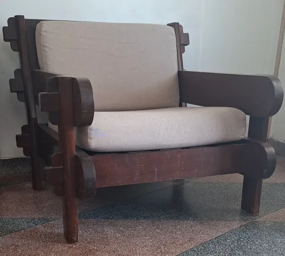 Conjunto com 2 Poltronas + sofa de três lugares, em Madeira Maciça Nobre, Estilo anos 70/8