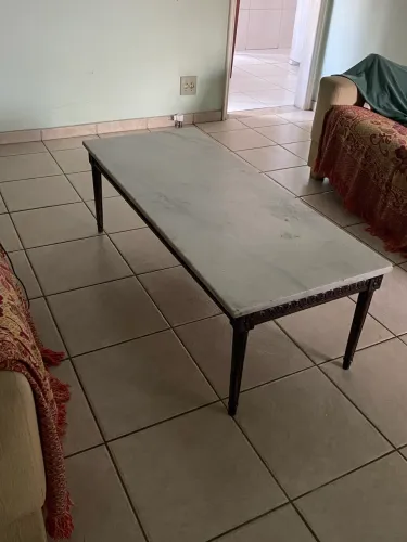Mesa de centro em madeira trabalhada e tampo de mármore