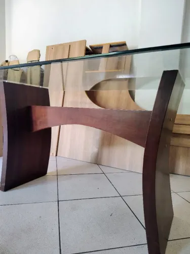 Mesa de escritório com tampo de vidro e estrutura de madeira 