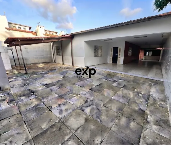 CASA RESIDENCIAL COM 300 m² | 2 SUÍTES | ÁREA GOURMET | 6 VAGAS | PRÓXIMO À ARENA CASTELÃO