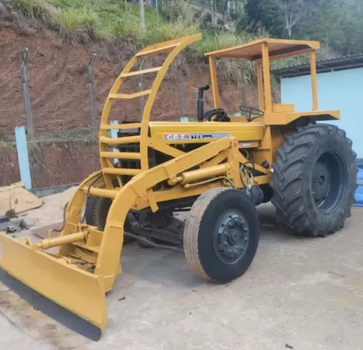 Trator CBT com guincho garfo e lamina