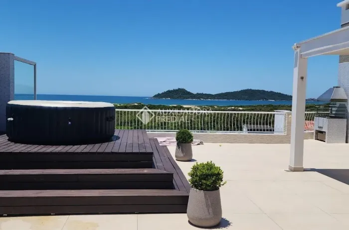 Bela e ampla cobertura com vista mar no Campeche em Florianópolis.