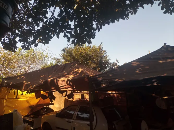 Tenda 3 por 4,5 toda lona encerada muito boa