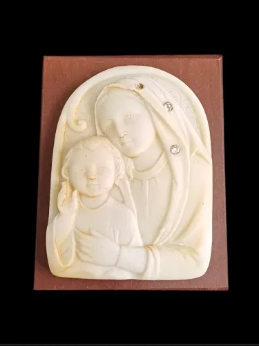 Bela imagem de Nossa Senhora com Menino Jesus em alto-relevo