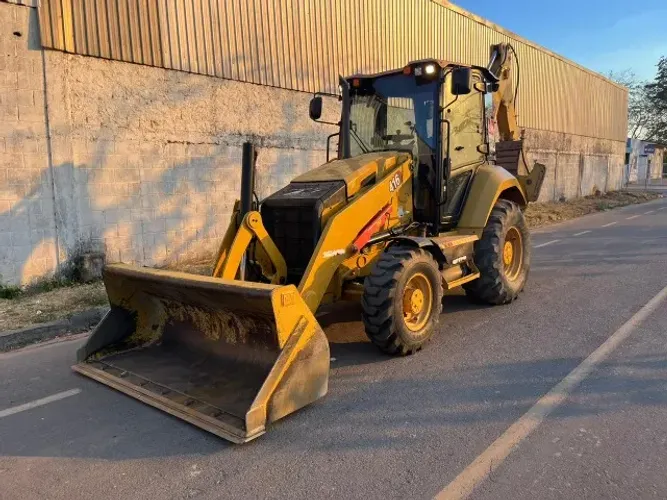 Retroescavadeira Caterpillar 416 ano 2022