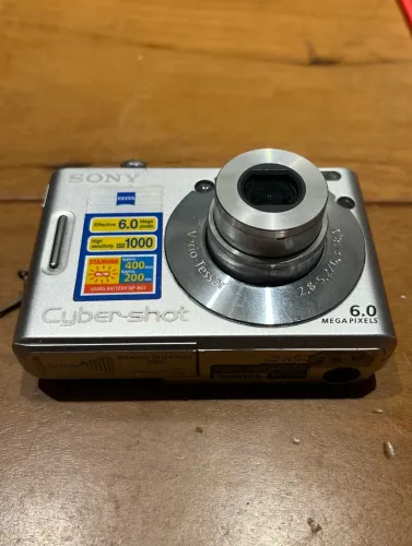 Sony Cyber-shot DSC-W30 6MP + Bateria e Carregador - Com Defeito