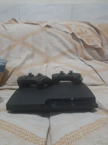 ps3 com jogos originais e desbloqueado e dois controles eu troco