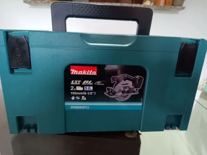 Serra Circular a Bateria Makita DHS680rtj 18v 5ah com 02 Baterias - NOVA (com NF)
