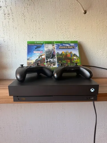 Xbox One x 1 TB e dois controles