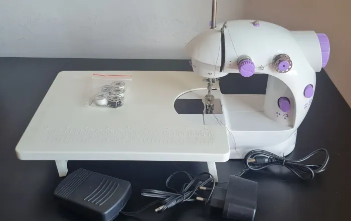 Mini Máquina de Costura com Mesinha Portátil