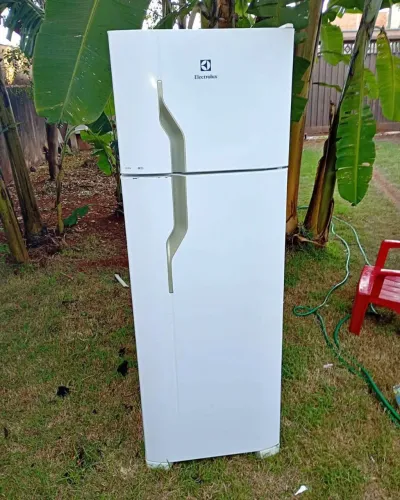 Geladeira Eletrolux top 2 portas gelando bem ?