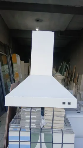 Coifa com motor tubular industrial contém grade e iluminação 
