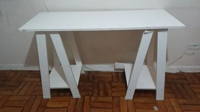 Escrivaninha branca estilo cavalete
