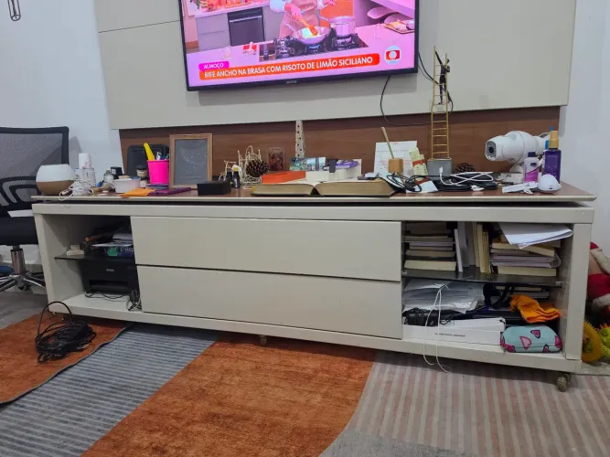 ?Conjunto Rack com Rodízios + Painel para TV - Off-White e Amadeirado (Excelente Estado)
