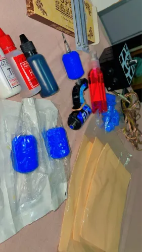Kit tatuagem completo/ c máquina X13 Pop Ice Blue e fonte super nova