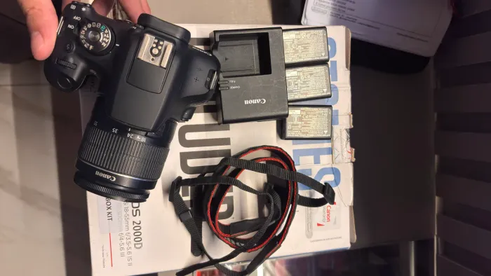 CANON EOS 2000D