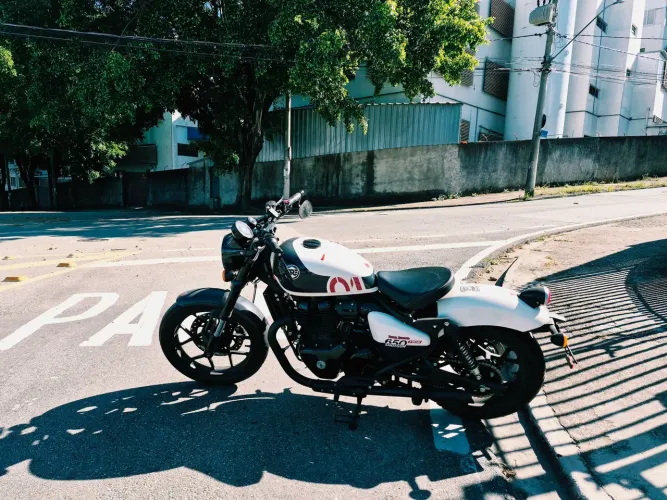 Royal Enfield Shotgun 650 stencil whit