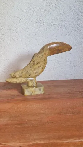 Escultura de tucano em pedra sabão 