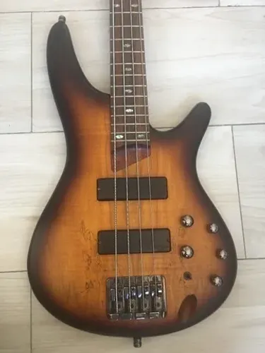 Baixo Ibanez 