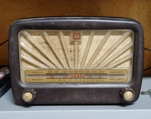 Radio antigo SEMP valvulado