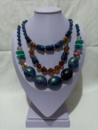 Colar três camadas nas cores azul e caramelo.