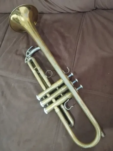Trompete Yamaha YTR 639 Sib  Modelo Raro de 1976. Com um tubo chumbo "invertido.