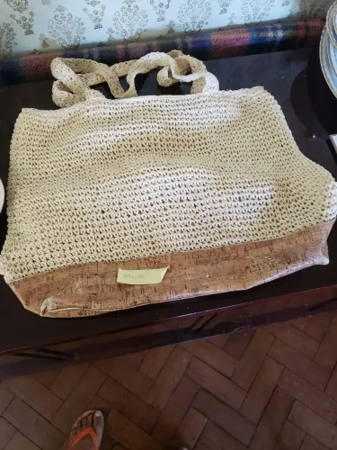 Bolsa de palha com detalhes em cortiça - Elegância e estilo!