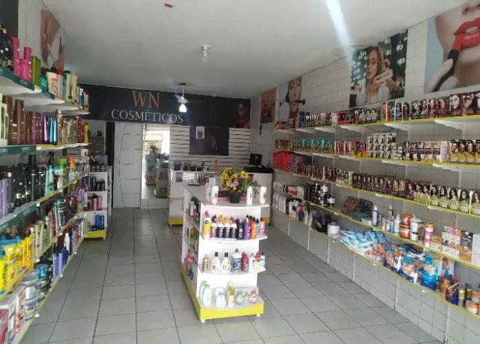 Prateleiras com ferros de apoio.