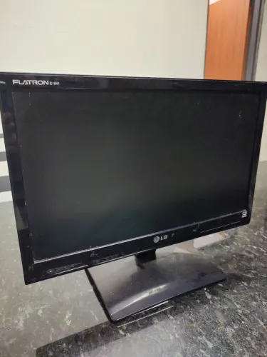 Monitores Samsung e LG 18,5" - funcionando, sem cabos