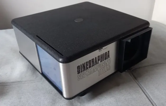 Tituladora CINEGRAPHICA --- VINTAGE --- trabalha em conjunto com filmadora ou video-câmera