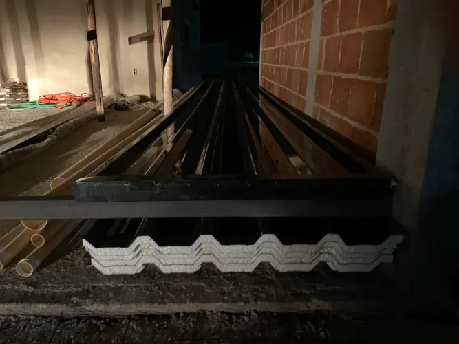 Telha sanduíche com pintura preta eletrostática