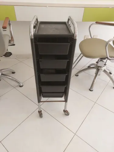 Carro giratorio com gavetas para salao